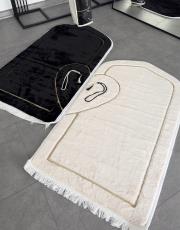 siyah kırık beyaz süngerli kalpli çift seccadesi çantalı tavşan tüyü dokulu 3