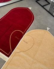 kırmızı - bej isme özel kalpli seccade seti üçgen biyeli