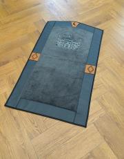 gri deri detaylı peluş seccade 2