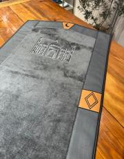 gri deri detaylı peluş seccade 3