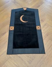 siyah deri detaylı peluş seccade