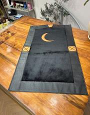 siyah deri detaylı peluş seccade 3