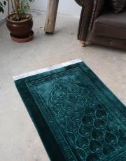 yeşil deri astarlı baskılı peluş lüks seccade 4