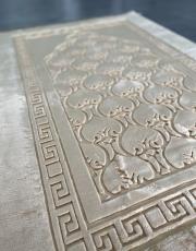 gold deri astarlı baskılı peluş lüks seccade 3