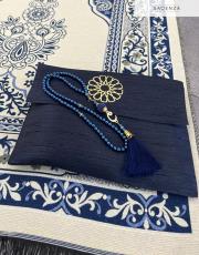 lacivert baskılı dikdörtgen çantalı  seccade 4