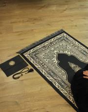 siyah baskılı dikdörtgen çantalı  seccade 4